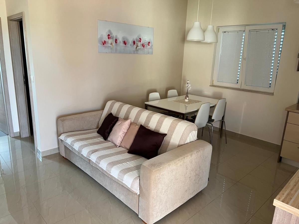 Apartmani Nina I Niko Ugljan Phòng bức ảnh